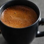 propiedades del cafe amargo cafe sin azucar en una taza negra cafes el criollo zaragoza_