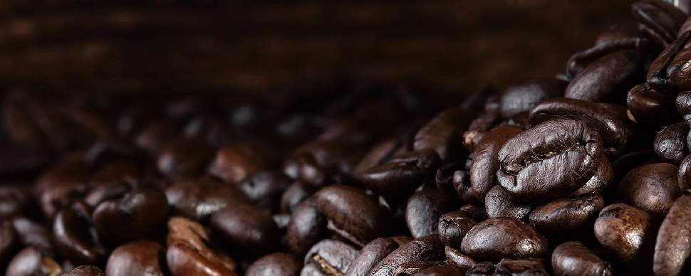 ¿Está prohibido el café torrefacto en Europa? Mitos, verdades y confusiones 2 Torrefacto en la mesa